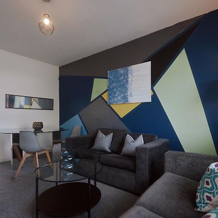 Modern And Vibrantly Designed Apartment มาเทอร์เวลล์ ภายนอก รูปภาพ